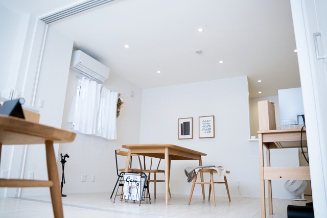 一気に部屋がおしゃれに! ライトを複数設置する「一室多灯」の原則を紹介
